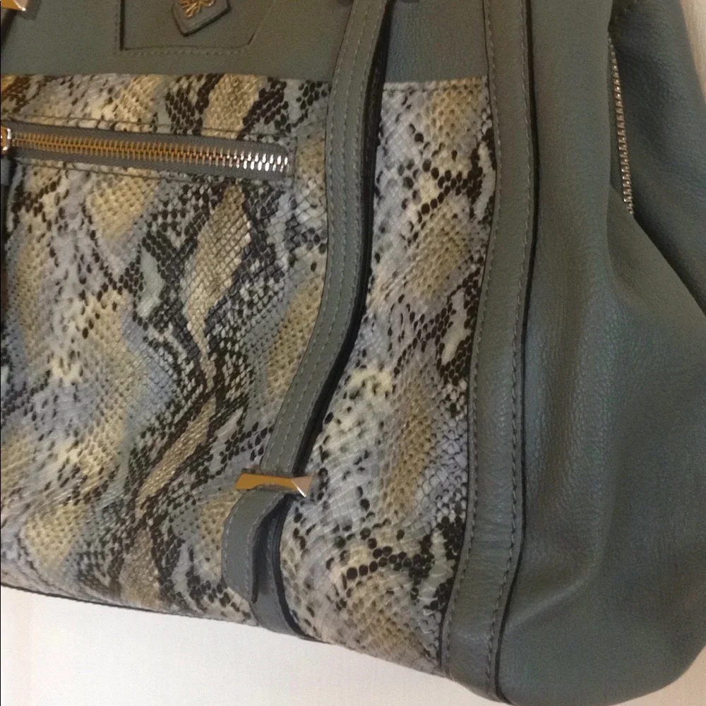 🎉Price Drop! Simply Vera Grayish-Blue Purse
